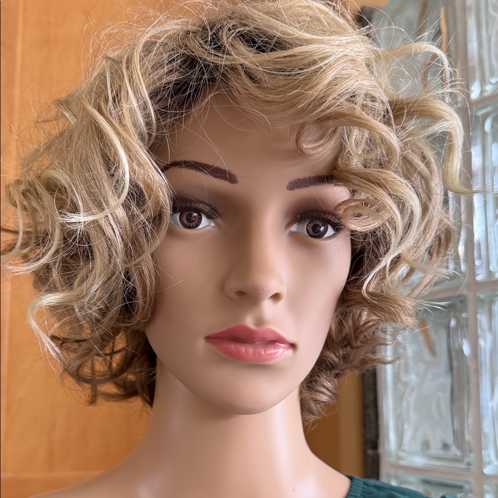 Alan Eaton Envy Voluminous Curly Kenya Wig in Sparkling Champagne